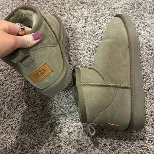 Ugg mini boots
Never worn!!